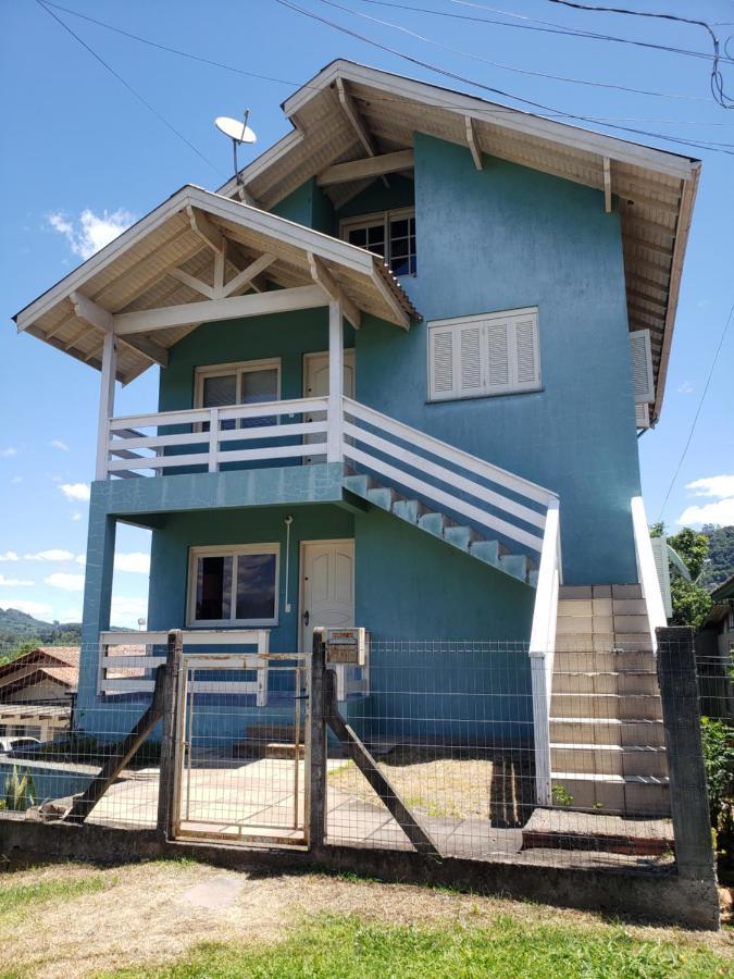 Lugar encantador com pátio, próximo ao pórtico de Gramado Exterior foto